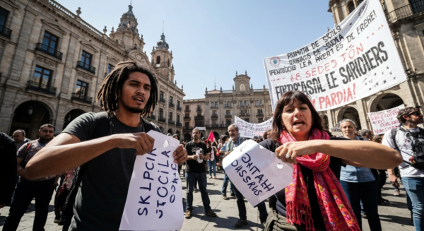 Etiquetas sociales: política informal de control y división