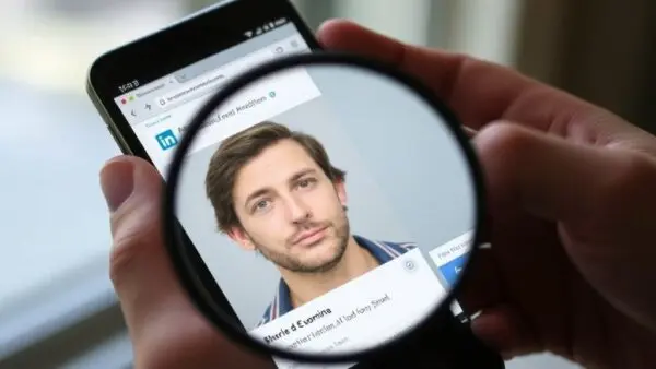 Deepfakes en LinkedIn: perfiles falsos con IA casi indetectables 3 Deepfakes en LinkedIn: perfiles falsos con IA casi indetectables